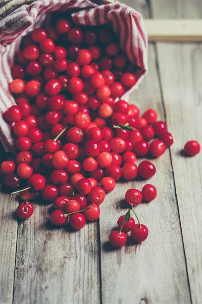 Cherries on wooden background — Stock Photo, Image