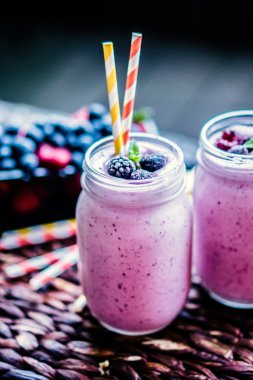 Taze berry smoothies mason kavanoz üzerinde 