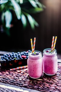 Taze berry smoothies mason kavanoz üzerinde 