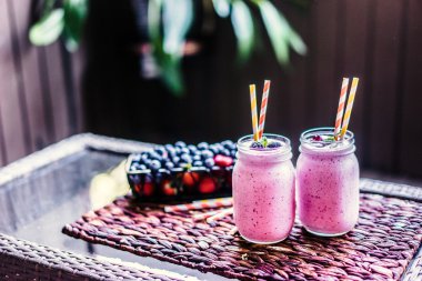 Taze berry smoothies mason kavanoz üzerinde 