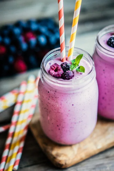 Taze berry smoothies mason kavanoz üzerinde 