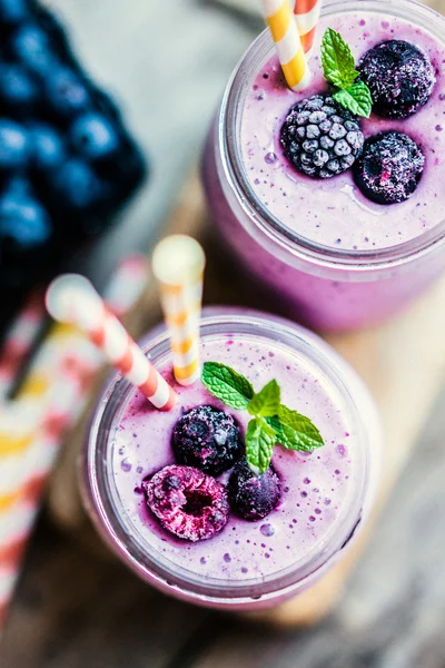 Fresh berry smoothies on mason jars — Stock Photo, Image