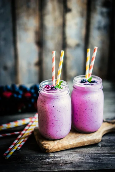 Batidos de bayas frescas en frascos de albañil —  Fotos de Stock