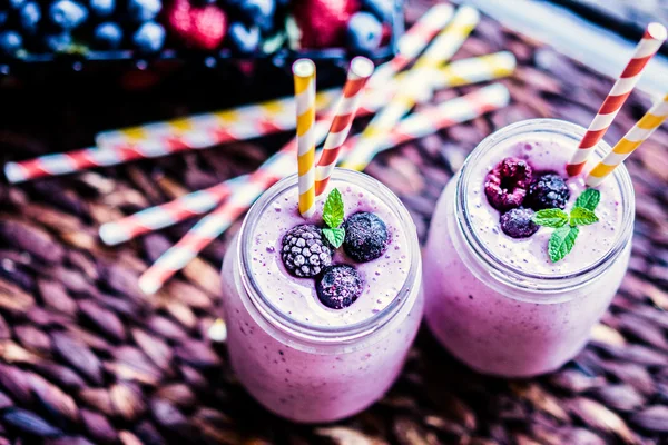 Batidos de bayas frescas en frascos de albañil — Foto de Stock