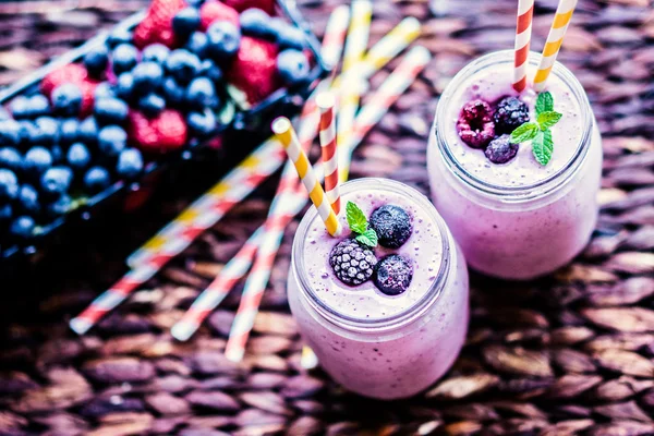 Frische Beeren-Smoothies auf Einmachgläsern — Stockfoto