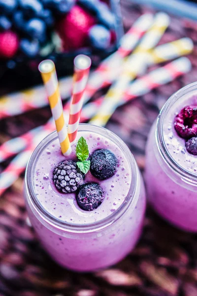 Frische Beeren-Smoothies auf Einmachgläsern — Stockfoto