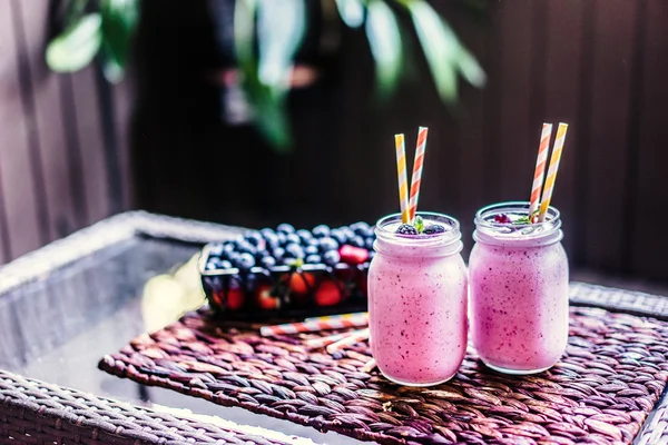 Taze berry smoothies mason kavanoz üzerinde 