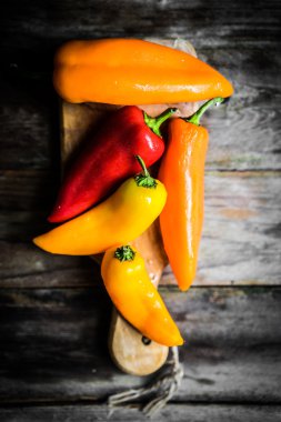 Rustik arka plan üzerinde renkli biber