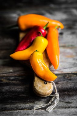 Rustik arka plan üzerinde renkli biber