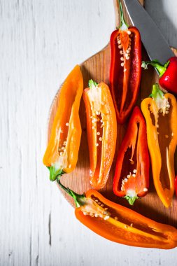 Rustik arka plan üzerinde renkli biber