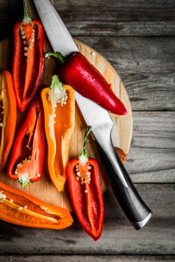 Rustik arka plan üzerinde renkli biber