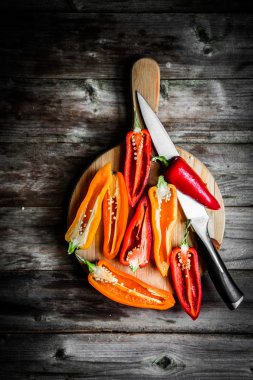 Rustik arka plan üzerinde renkli biber