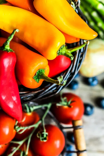 Buntes Gemüse auf hölzernem Hintergrund — Stockfoto