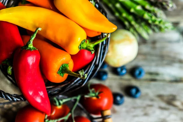 Légumes colorés sur fond en bois — Photo