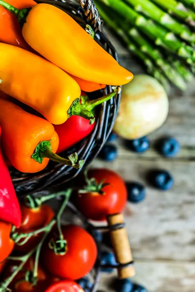 Verdure colorate su sfondo di legno — Foto Stock