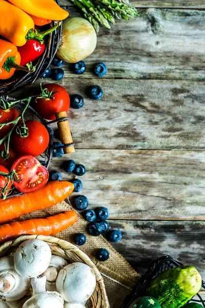 Красочные овощи на деревянном фоне — стоковое фото