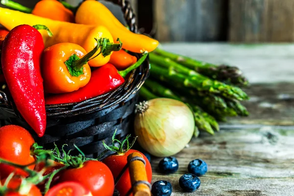 Barevné zeleniny na dřevěné pozadí — Stock fotografie