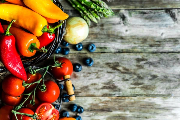 Légumes colorés sur fond en bois — Photo