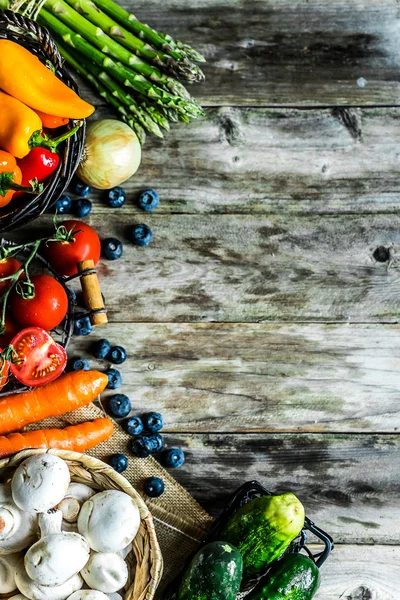 Kolorowe warzywa na drewniane tła — Zdjęcie stockowe