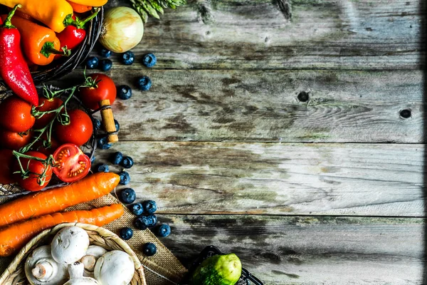 Красочные овощи на деревянном фоне — стоковое фото