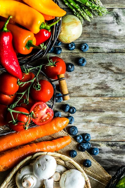 Barevné zeleniny na dřevěné pozadí — Stock fotografie