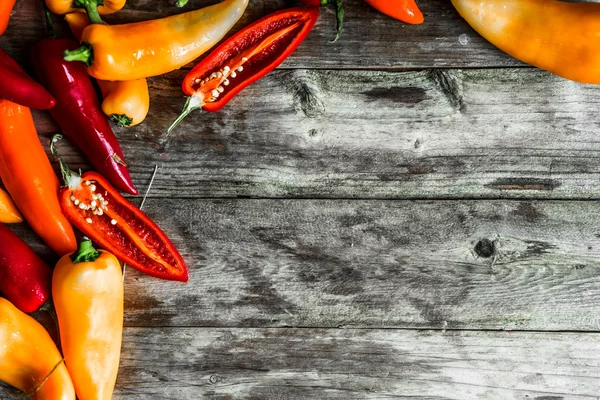 Färgglada paprika på rustika bakgrund — Stockfoto