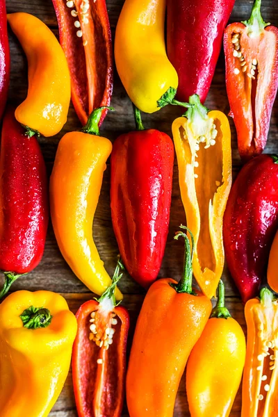 Färgglada paprika på rustika bakgrund — Stockfoto
