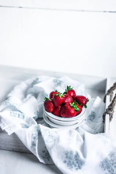 Fresas frescas sobre fondo blanco —  Fotos de Stock