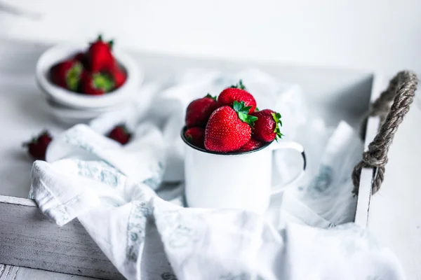 Fresas frescas sobre fondo blanco — Foto de Stock