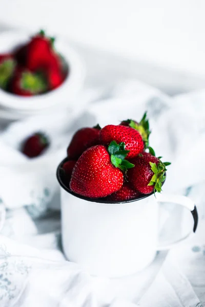 하얀 배경에 있는 신선 한 딸기 — 스톡 사진