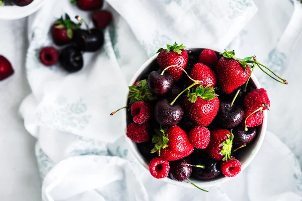 Amestec de fructe de padure pe fundal rustic alb — Fotografie, imagine de stoc