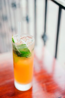 Turuncu nane ile kokteyl açık havada kalıyor