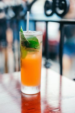 Turuncu nane ile kokteyl açık havada kalıyor