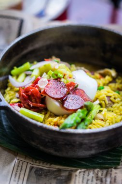 Sebzeli tavuk paella