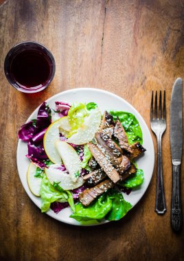 Yeşil salata ve armut dilimlenmiş et biftek
