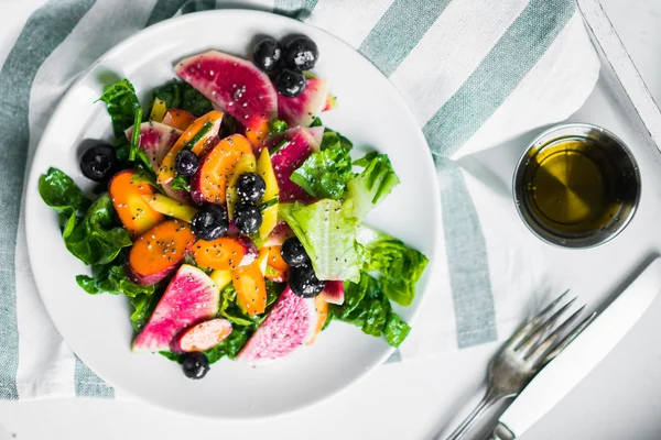 野菜と果実の夏サラダ — ストック写真