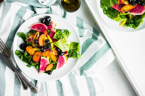 Летний салат с овощами и ягодами — стоковое фото