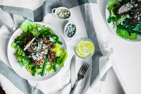 Izgara tavuk göğsü salatası — Stok fotoğraf