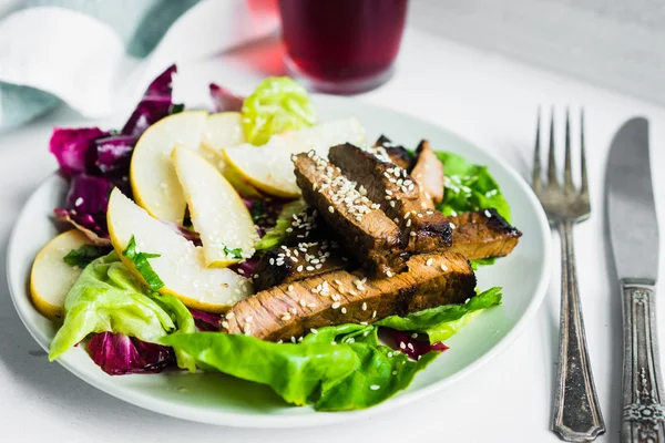 Steak de viande tranché avec salade verte et poires — Photo