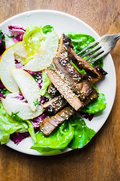 Filete de carne en rodajas con ensalada verde y peras —  Fotos de Stock