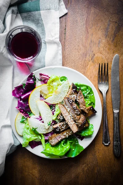Szeletelt húsok steak zöld salátával és körte — Stock Fotó