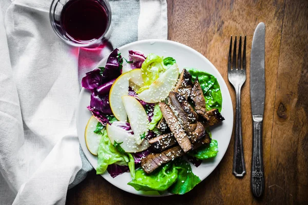 Sliced meat steak with green salad and pears — Stock Photo, Image