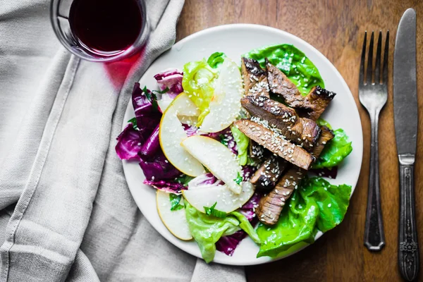 Yeşil salata ve armut dilimlenmiş et biftek — Stok fotoğraf