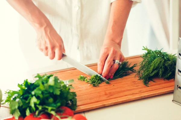 Žena je na vaření v kuchyni (krájení zeleniny ) — Stock fotografie