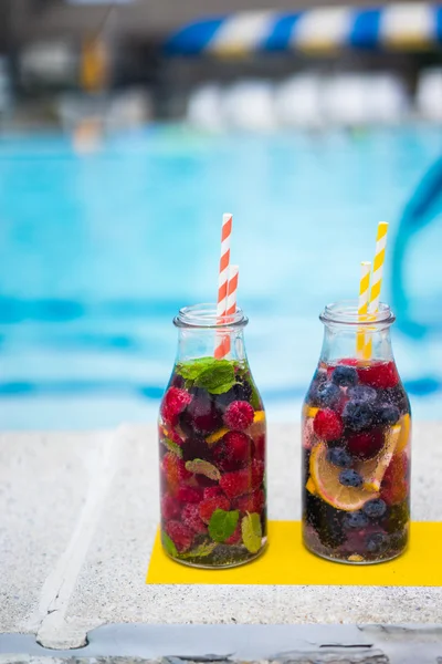 Agua de desintoxicación cerca de la piscina —  Fotos de Stock