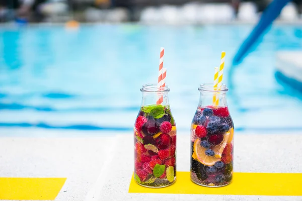 Detox water near the swimming pool — Stock Photo, Image