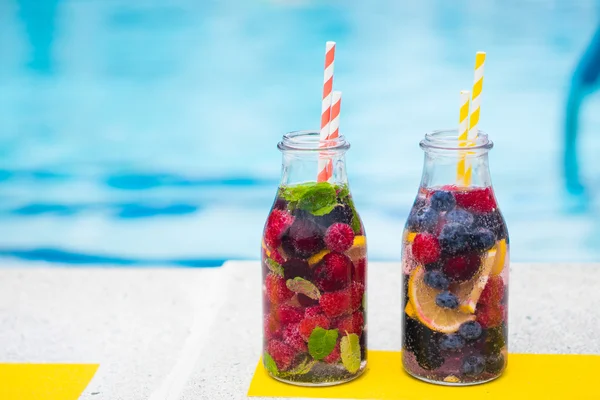 Detox water near the swimming pool — Stock Photo, Image