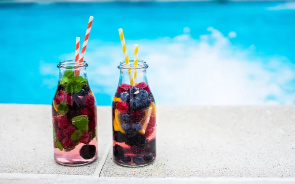 Agua de desintoxicación cerca de la piscina — Foto de Stock