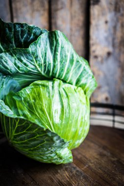 Ahşap arka plan üzerinde çiğ lahana