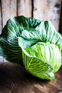 Ahşap arka plan üzerinde çiğ lahana